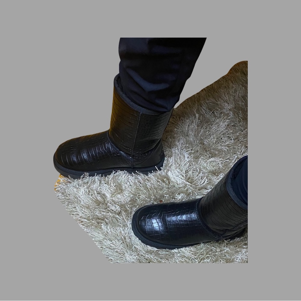 UGG SHORT CLASSIC CROCO EMBOSSED BOOT-lPREOWNED